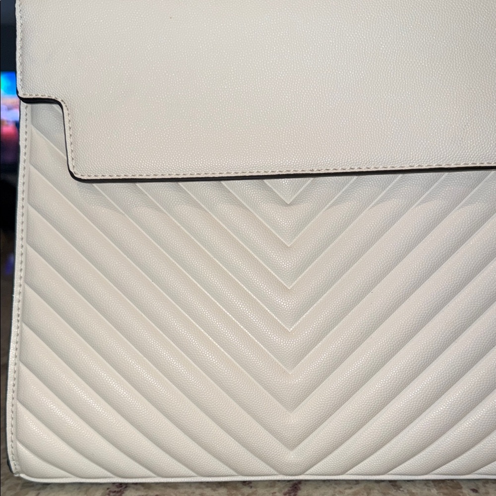 Elegant White Quilted Handbag - Picture 3 of 8